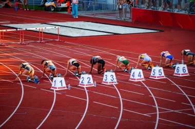 100 metre Yarış için Başlangıç Koğuşlarında Kadın Koşucular Sıralandı: Atletik Piste Belirli Bir Anı Yakalandı. Budapeşte 'deki Dünyalar ve Paris' teki Oyunlar için pist ve saha illüstrasyon fotoğrafı.