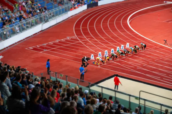 Kvinnliga Sprinters Vid Startlinjen För 100 Meter Sprint Race Spåra — Stockfoto