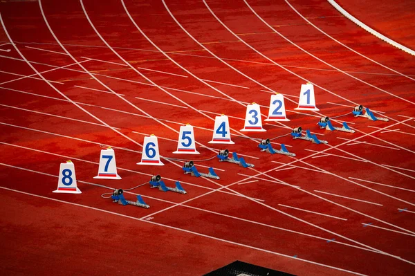 Início Corrida Sprint Números Blocos Partida Pista Vermelha Estádio Atletismo — Fotografia de Stock