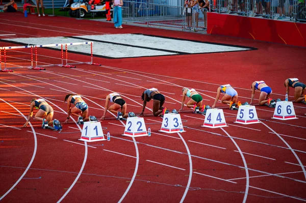 Женщины Спринтеры Выстроились Стартовые Блоки 100 Метровой Гонки Точный Момент — стоковое фото