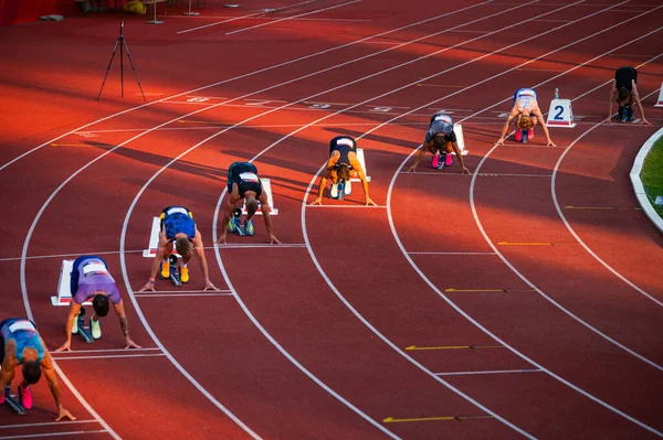 田径比赛 布达佩斯世界田径和巴黎奥运会田径图片说明 200米短跑比赛开赛的起跑方块定位 — 图库照片