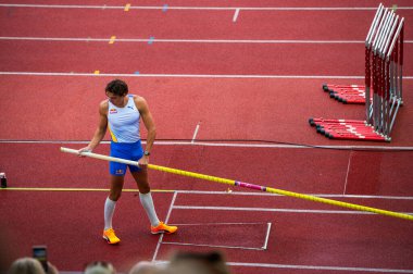 OSTRAVA, CZECHIA, 27 Haziran 2023: Armand Mondo Duplantis Atlamaya Hazırlanıyor