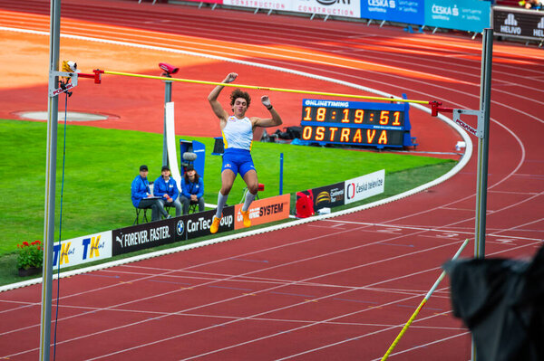 ОСТОВА, КИШИЯ, 27 ИЮНЯ 2023 года: Арманд Мондо Дюплантис празднует успешный прыжок с шестом. Чемпионат мира по легкой атлетике в Будапеште и Игры в Париже