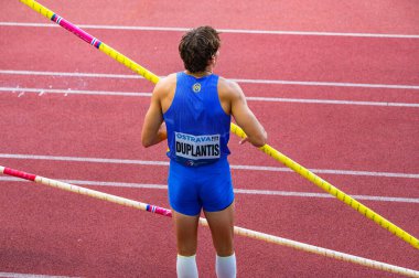 OSTRAVA, CZECHIA, 27 Haziran 2023: Armand Mondo Duplantis Budapeşte 'de Dünya ve Paris' te Oyunlar için Pole Vault Yarışmasına Katılıyor