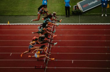 OSTRAVA, CZECHIA, 27 Haziran 2023: Budapeşte 'de Dünya ve Paris' te Yaz Olimpiyatları 'nda Bayanlar 100 metre engelli Yarış Alanı Açıldı