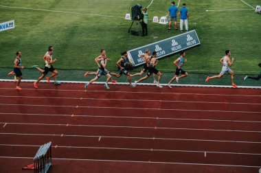 OSTRAVA, CZECHIA, 27 Haziran 2023: Erkekler Budapeşte ve Paris 'teki Dünya Pist ve Saha Şampiyonası' nda 800 metre koşusuna katıldılar