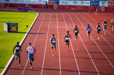 B. BYSTRICA, SLOVAKIA, 20 Temmuz 2023: Erkekler 400 metre yarışı Budapeşte 'de Dünya ve Yaz Olimpiyatları' nda Pist ve Alan Yarışması 'nda Büyüleyici Akşam Parlamasında Merkezi Sahneye Çıkardı