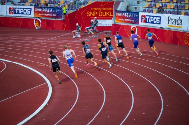 OSTRAVA, CZECHIA, 27 Haziran 2023: Paris 'te düzenlenen Budapeşte ve Yaz Olimpiyatları Dünya Platformu Yoğun Yarışı Ortasında Erkek Koşu Turu