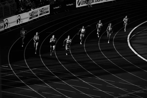 Ostrava Czechia June 2023 女子400米赛跑在布达佩斯世界田径锦标赛和巴黎奥运会上弯腰拥抱光明和阴影 黑白照片 — 图库照片