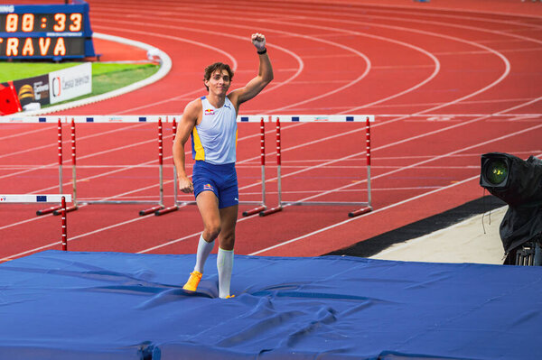 ОСТОВА, КИШИЯ, 27 ИЮНЯ 2023 года: Арманд Мондо Дюплантис отличился в прыжках с шестом на чемпионате мира в Будапеште и на Играх в Париже