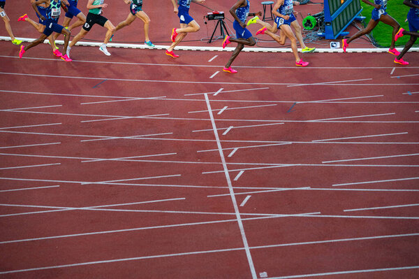 ОСТОВА, КИШИЯ, 27 ИЮНЯ 2023 года: Ноги атлетов на выносливость. Редактировать пространство. Легкая атлетика в Будапеште и Игры в Париже