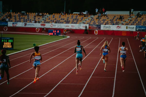 Bystrica Slovakia Julho 2023 Atletas Focados Ação Mulheres Participam 400M — Fotografia de Stock