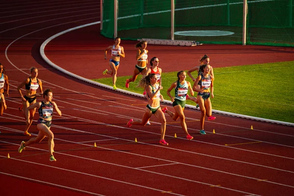 Bystrica Slovakia July 2023 在吸引人的夕阳西下参加800米赛跑的女运动员 布达佩斯世界田径项目和巴黎夏季奥林匹克运动会 — 图库照片