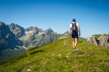 Belianske Tatras 'ın göbeğinde, genç bir yürüyüşçü yeşil tepe boyunca unutulmaz bir yolculuğa çıkar, huşu uyandıran yüksek Tatralarla birlikte