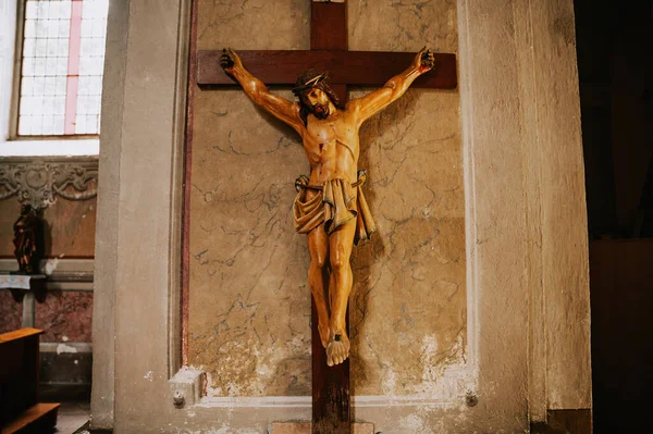 Çarmıhta Mesih Derin Acılarını Yansıtan Dokunaklı Güçlü Bir Görüntü Fedakârlığın — Stok fotoğraf