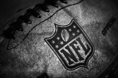 New York, ABD, 11 Eylül 2023: Deri top üzerinde NFL logosu. Siyah beyaz fotoğraf.