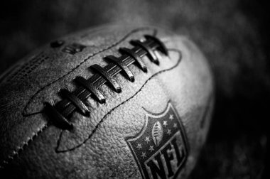 NEW YORK, ABD, 11 Eylül 2023: NFL futbol topu resmi top, siyah beyaz fotoğraf
