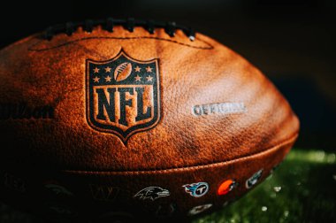 New York, ABD, 11 Eylül 2023: NFL Deri Top ve Amblem in Focus. Ulusal Futbol Ligi resmi topu