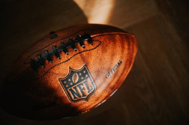 NEW YORK, ABD, 11 Eylül 2023: Deri Topa NFL Logosu İşlenmiş - Ulusal Futbol Ligi Resmi Balosu
