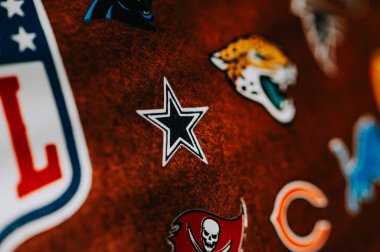 NEW YORK, ABD, 11 Eylül 2023: Dallas Cowboys logosu deriden NFL topuna yerleştirildi. Makro ayrıntılı görünüm