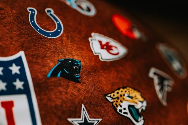 NEW YORK, ABD, 11 Eylül 2023: Carolina Panthers logosu deriden NFL topuna yerleştirildi. Makro ayrıntılı görünüm