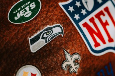 NEW YORK, ABD, 11 Eylül 2023: Seattle Seahawks logosu deriden NFL topuna yerleştirildi. Makro ayrıntılı görünüm
