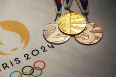 PARIS, FRANCE, 4 HAZİRAN. 2024: Özel Ekran: Resmi Paris 2024 Yaz Olimpiyatları Altın, Gümüş ve Bronz Madalyalı Beyaz Battaniye Logosu
