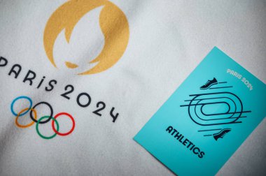 PARIS, FRANCE, 4 HAZİRAN. 2024: Paris için Atletizm, Koşu ve Saha Pictogramı: Beyaz battaniyede 24 Oyunlar ve Paris 2024 Yaz Olimpiyatları 'nın resmi logosu