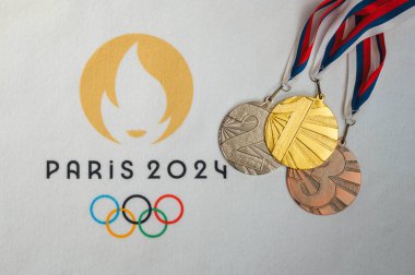 PARIS, FRANCE, 4 HAZİRAN. 2024: Paris 2024 Yaz Olimpiyatları: Resmi Logolu Beyaz Battaniye Gösterisinde Altın, Gümüş ve Bronz Madalya