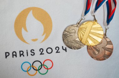 PARIS, FRANCE, ARALIK. - Dört. 2023: Paris 2024 Yaz Olimpiyatları logosu ve madalya seti. Altın, gümüş ve bronz madalya. Beyaz arkaplan.