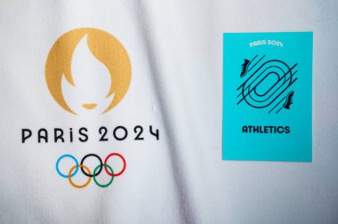 PARIS, FRANCE, 4 HAZİRAN. 2024: Paris 2024 Yaz Olimpiyatları: Resmi Amblemli Battaniye Atletizm, Track and Field Pictogram