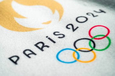PARIS, FRANCE, 14 ARALIK. 2023: Paris 2024 Yaz Olimpiyatları 'nın resmi logosu, beyaz zemin