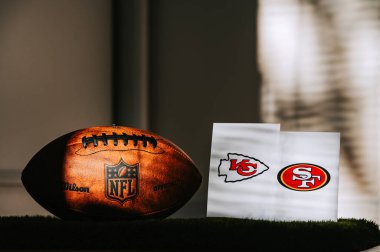 LAS VEGAS, NEVADA, ABD, 29 HAZİRAN 2024: 58. Super Bowl, Kansas City Chiefs vs. San Francisco 49 'lular Allegiant Stadyumu' nda. NFL finalleri, Vince Lombardi Kupa Silueti