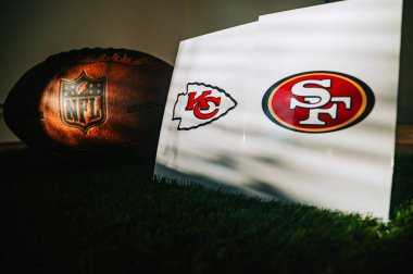 LAS VEGAS, NEVADA, ABD, 29 HAZİRAN 2024: 58. Super Bowl, Kansas City Chiefs vs. San Francisco 49 'lular Allegiant Stadyumu' nda. NFL finalleri, Vince Lombardi Kupa Silueti