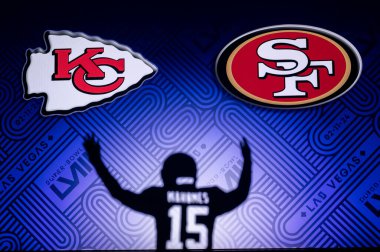 LAS VEGAS, NEVADA, ABD, JANUARY 29, 2024: Patrick Mahouse siluet Super Bowl LVIII, 58. Super Bowl, Kansas City Chiefs vs. San Francisco 49 'lular Allegiant Stadyumu' nda. NFL finalleri,
