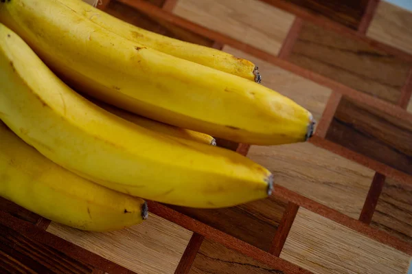 Banane Auf Dem Küchentisch Vom Tageslicht Beleuchtet — Stockfoto