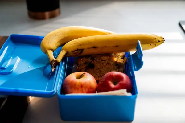 Verpackte Bananen Äpfel Und Bananenbrot Ideal Für Schule Oder Arbeit — Stockfoto