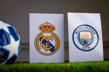 Paris, Frances, marş. 16 yaşında. 2024: Real Madrid (ESP) Manchester City 'ye karşı. Avrupa 'da UEFA Şampiyonlar Ligi 2024 çeyrek finalleri. Takım logosu ve yeşil çimlerde resmi futbol topu