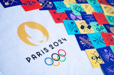 PARIS, FRANCE, 26 Mart 2024: Paris 'te Yaz Olimpiyatları' nın resmi logosu ve Olimpiyat sporlarının resimli kartı. Paris 'in resmi simgeleri 24 yaz oyunları