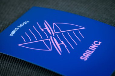 PARIS, FRANCE, 26 Mart 2024: 2024 Paris Yaz Olimpiyatları için yelkenli piktogramı. Paris 'te Olimpiyat oyununun resmi spor simgesi.