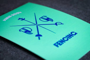 PARIS, FRANCE, 26 Mart 2024: 2024 Paris Yaz Olimpiyatları için resim eskrimi. Paris 'te Olimpiyat oyununun resmi spor simgesi.