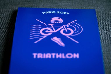 PARIS, FRANCE, 26 Mart 2024: 2024 Paris Yaz Olimpiyatları için triatlon piktogramı. Paris 'te Olimpiyat oyununun resmi spor simgesi.