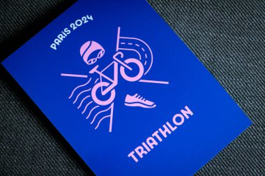 PARIS, FRANCE, 26 Mart 2024: 2024 Paris Yaz Olimpiyatları için triatlon piktogramı. Paris 'te Olimpiyat oyununun resmi spor simgesi.