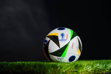 HAMBURG, Almanya, 17 Nisan 2024: Euro 2024 futbol turnuvası için resmi Adidas futbol topu Fussballliebe, yeşil çimlerin üzerine yerleştirildi. Siyah zemin, Almanya 'da Avrupa Uzay Turnuvası düzenleme