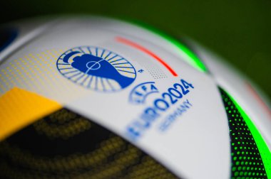 BERLİN, GERMANY, 17 NİSAN 2024: Almanya 'da Euro 2024 Logosu' nda makro görünüm ayrıntıları. Resmi Adidas futbol topu Fussballliebe 'de ayrıntı
