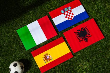 İspanya Heads Group B: İspanya, Hırvatistan, İtalya, Arnavutluk bayrakları ve 2024 yılında Almanya 'da düzenlenen Avrupa futbol turnuvasında yeşil çimlerin üzerinde futbol topu