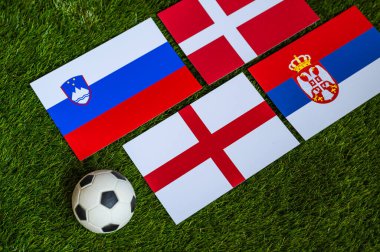 Almanya 'da Futbol Turnuvası 2024: C Grubu ve yeşil çimlerin üzerinde Slovenya, Danimarka, Sırbistan, İngiltere ve futbol bayrakları