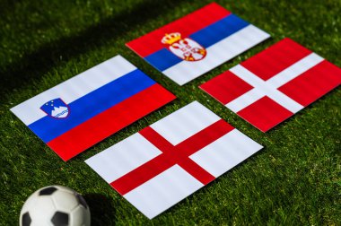 Almanya 'da Futbol Turnuvası 2024: C Grubu, Slovenya, Danimarka, Sırbistan, İngiltere ve yeşil çimlerin üzerinde futbol bayrakları