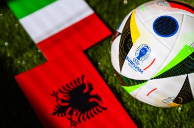 BERLİN, GERMANY, APRIL 17, 2024: İtalya Arnavutluk 'a karşı, Euro 2024 Grup B futbol maçı BVB Stadyumu Dortmund, Dortmund, 15 Haziran 2024, resmi top yeşil çimlerde