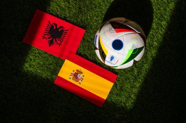 Arnavutluk, İspanya 'ya karşı, Euro 2024 Grup B futbol maçı Dsseldorf Arena, Dsseldorf, 24 Haziran 2024' te, resmi top yeşil çimlerde